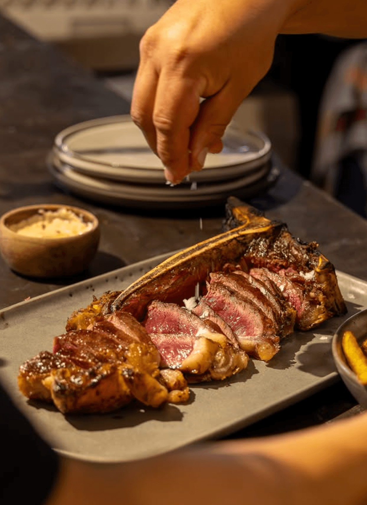 Chuletón madurado cortado y terminado con sal en escamas